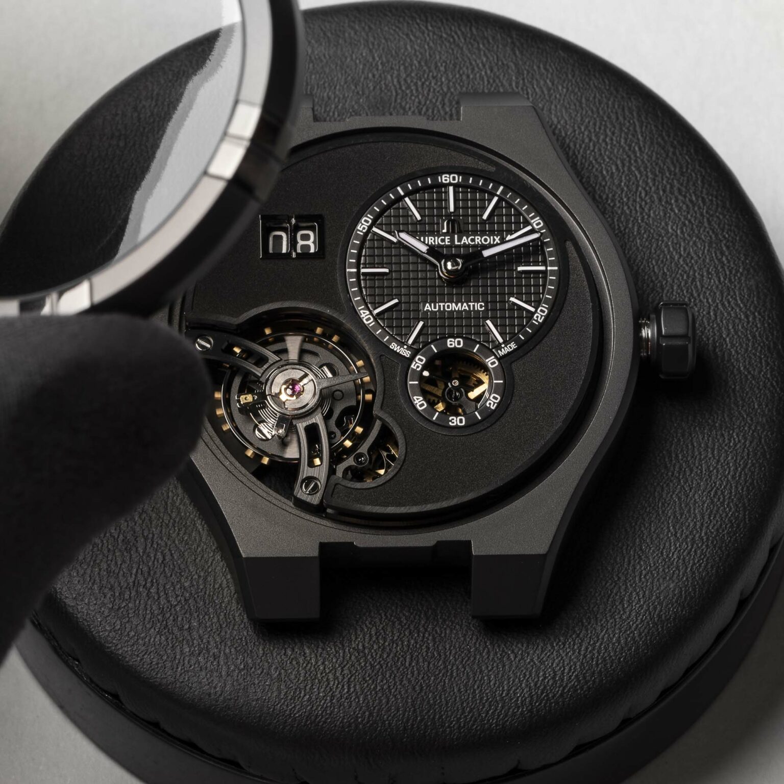 Maurice Lacroix ra mắt chiếc đồng hồ màu đen Aikon Master Grand Date